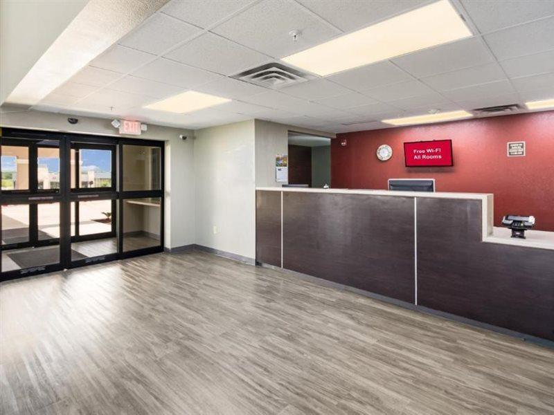 Red Roof Inn & Suites Austin East - Manor Екстер'єр фото