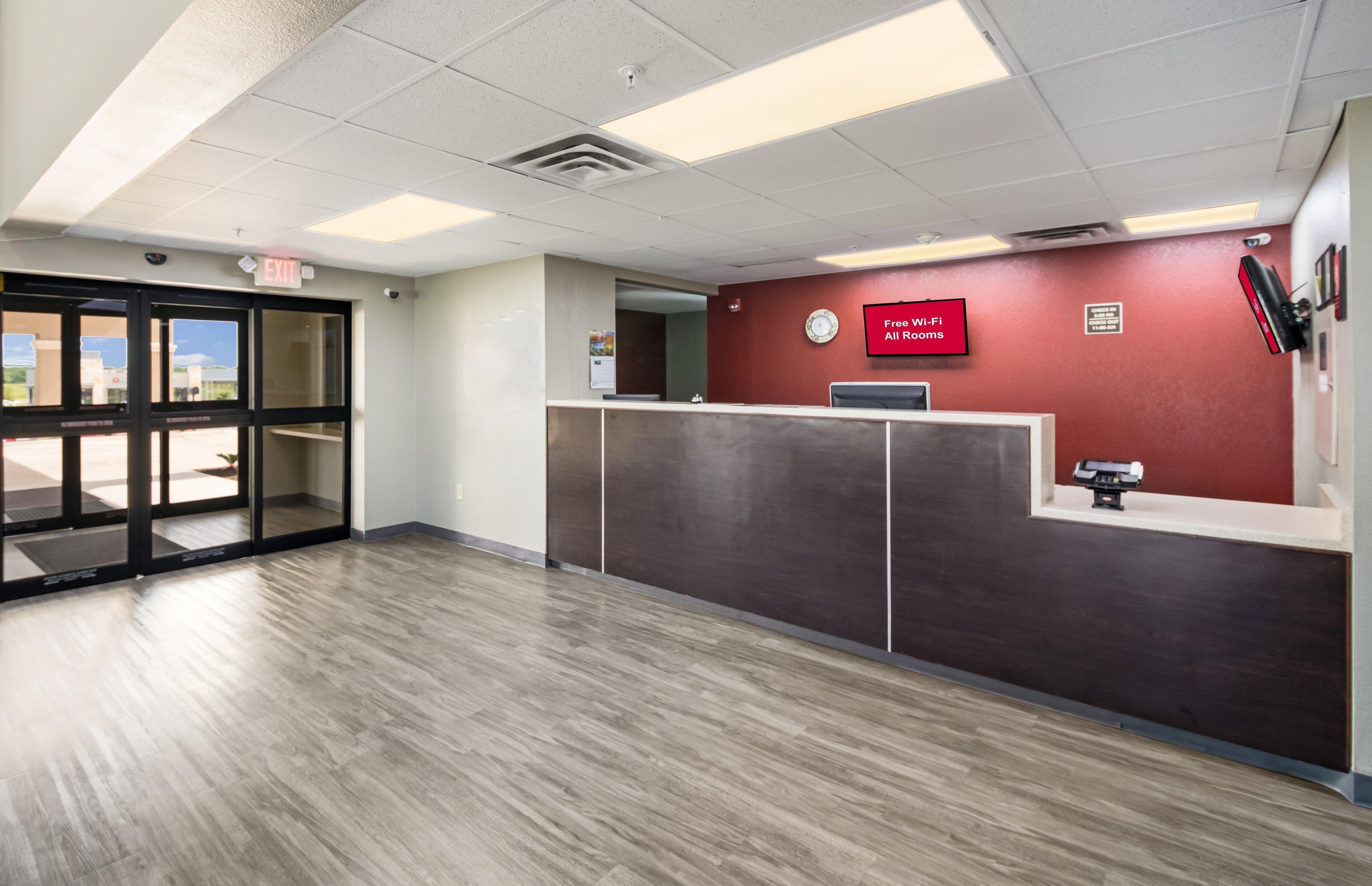 Red Roof Inn & Suites Austin East - Manor Екстер'єр фото