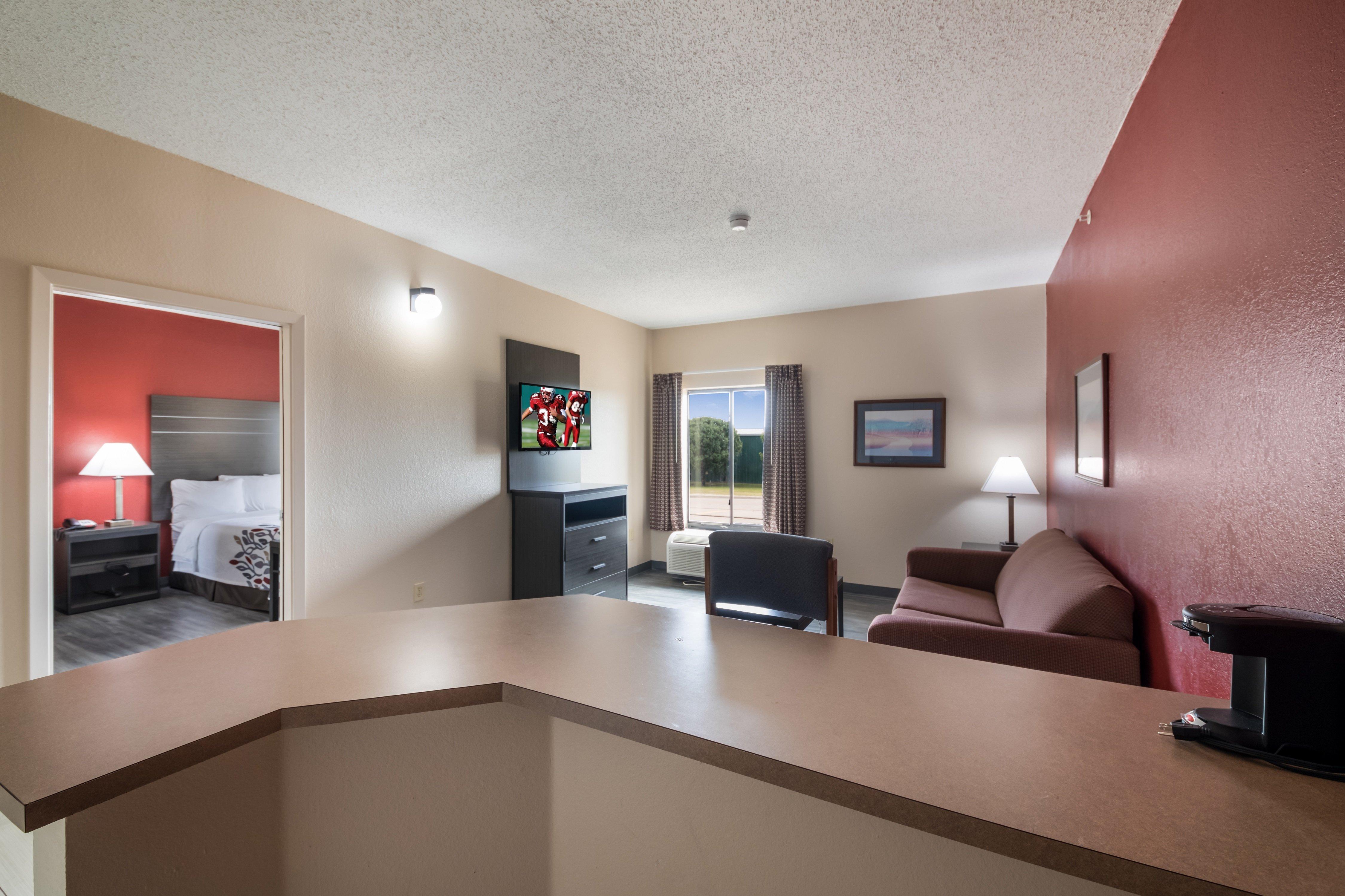 Red Roof Inn & Suites Austin East - Manor Екстер'єр фото