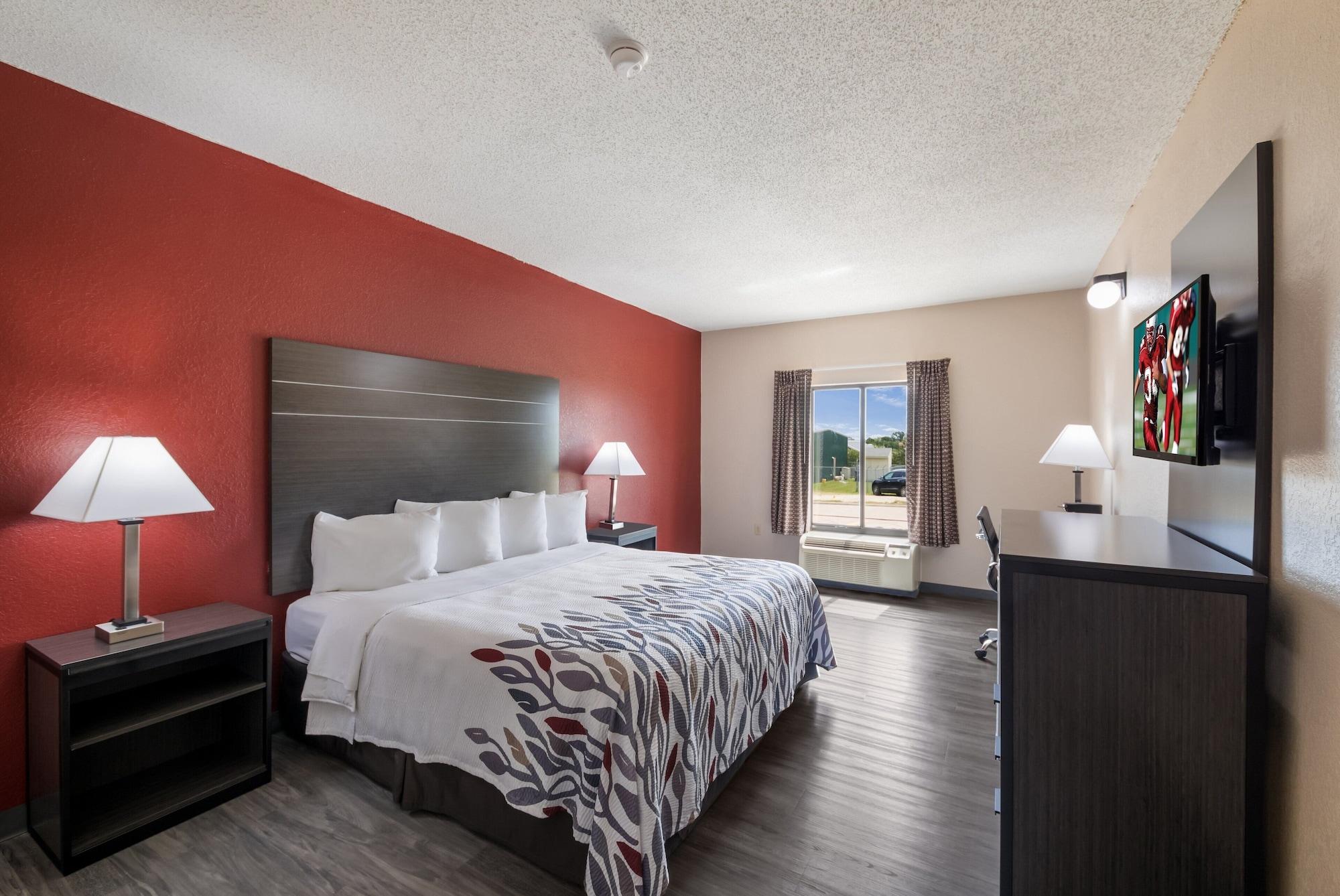 Red Roof Inn & Suites Austin East - Manor Екстер'єр фото