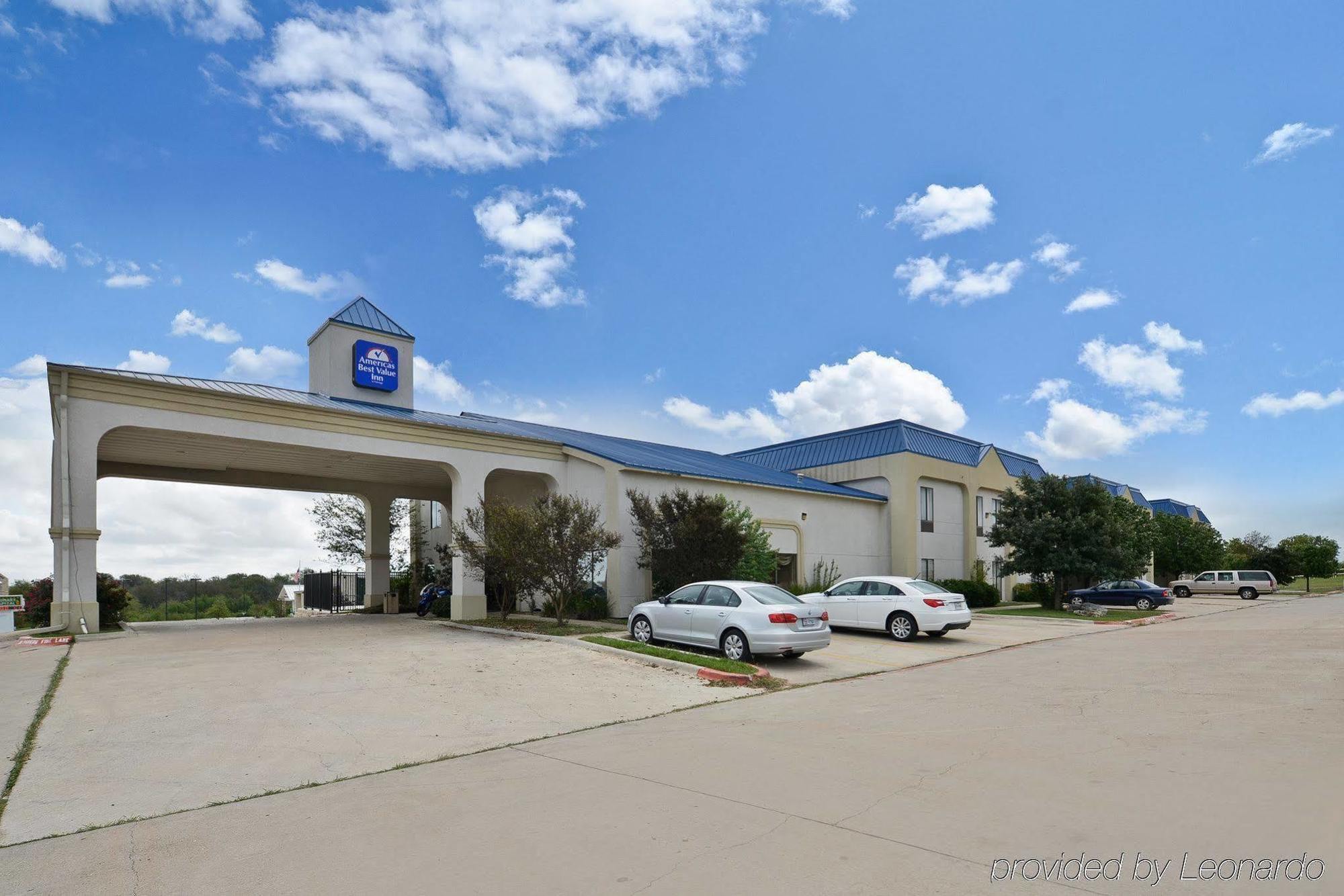 Red Roof Inn & Suites Austin East - Manor Екстер'єр фото