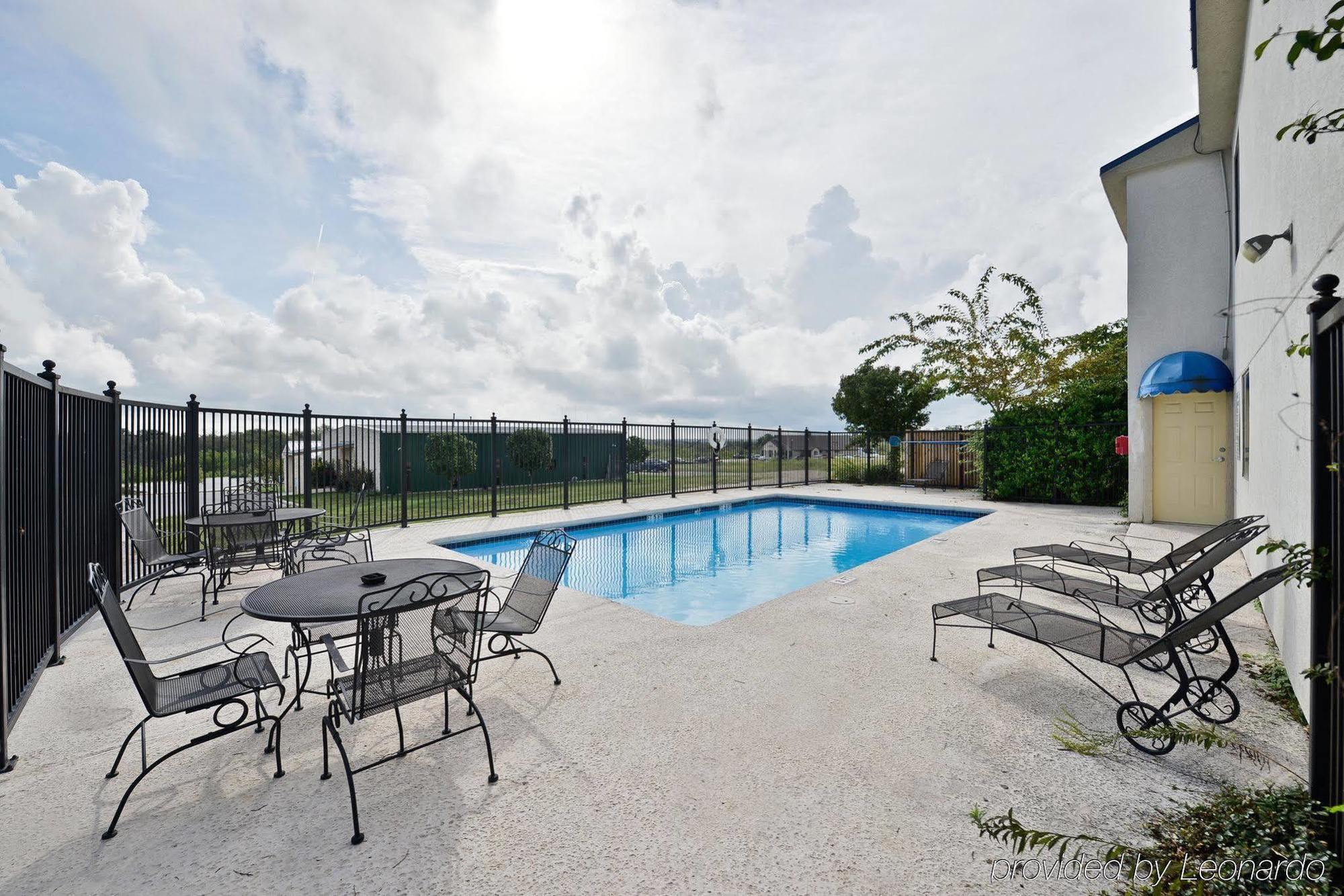 Red Roof Inn & Suites Austin East - Manor Зручності фото