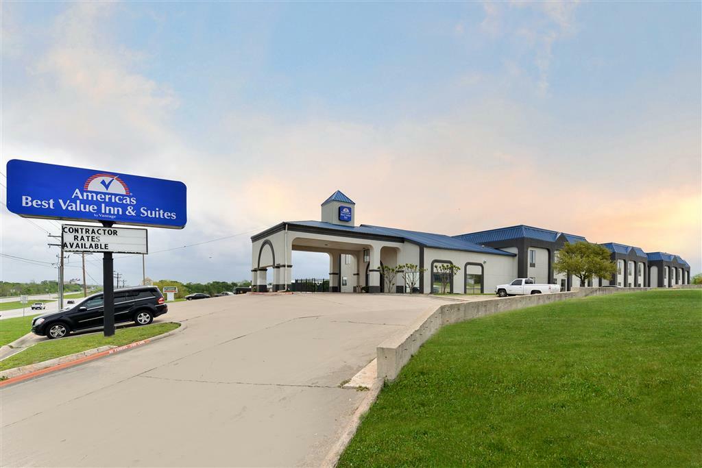 Red Roof Inn & Suites Austin East - Manor Екстер'єр фото